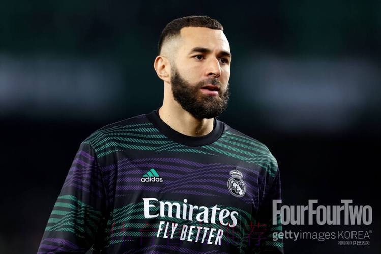 本泽马率半支皇马力克强敌 对手球迷都被征服